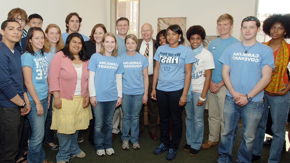 一群卡罗来纳州的学生, 谁是卡罗莱纳盟约学者, in 2004 posing for a group photo with Chancellor James Moeser.